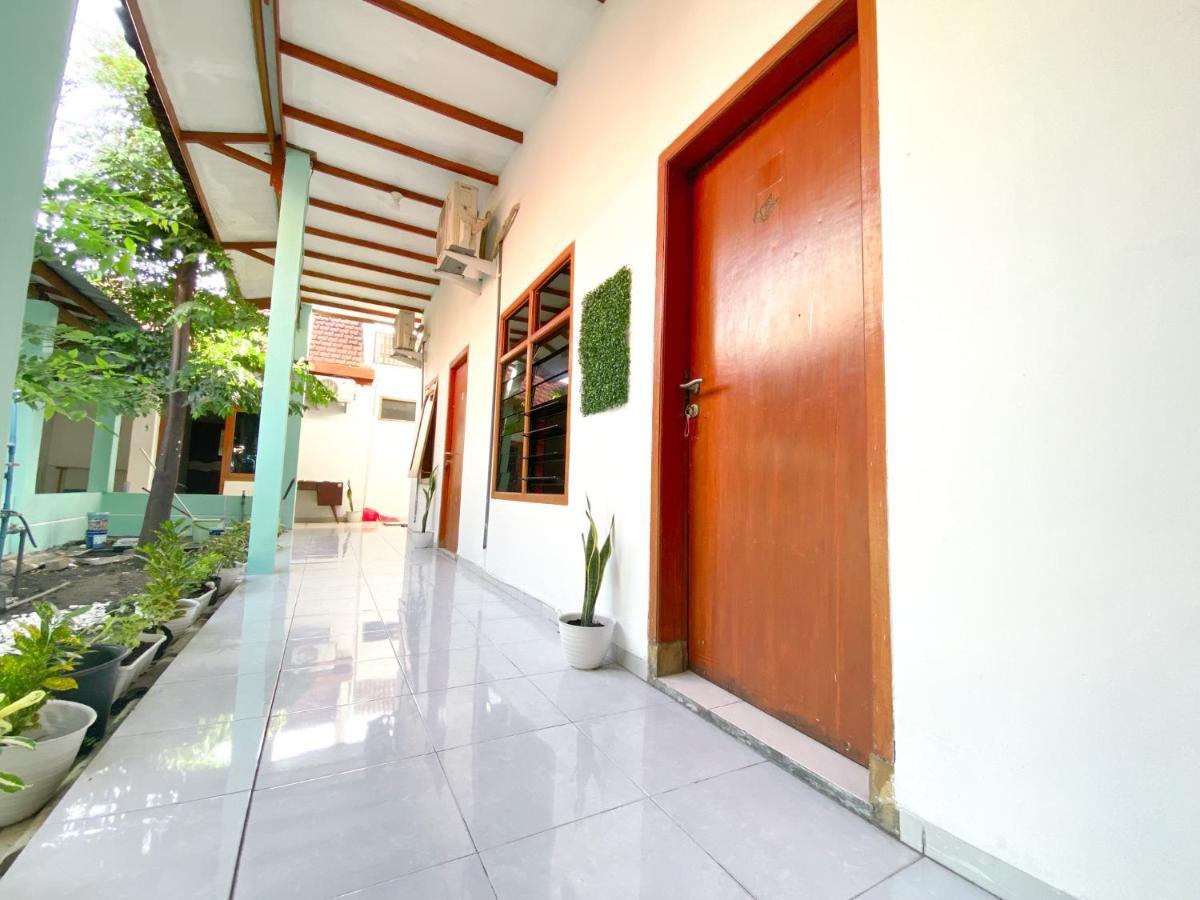 Homey Guesthouse Kertajaya Surabaya Exterior photo