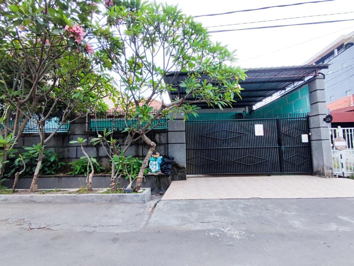 Homey Guesthouse Kertajaya Surabaya Exterior photo